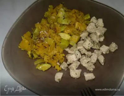 Рис с куркумой паприкой и овощами и грудка индейки с хмели сунели
