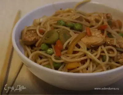 Лапша с овощами и курицей по-китайски/Noodles with vegetables and chicken from Chinese