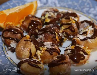Апельсиновые пончики с шоколадным соусом