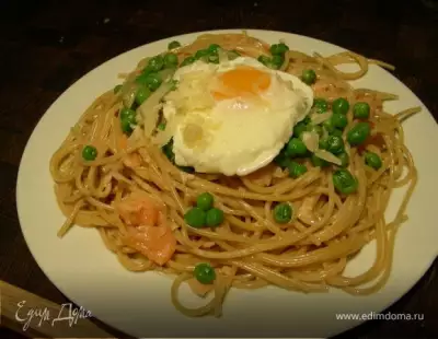 Спагетти с копченым лососем яйцами пашот и зеленым горошком
