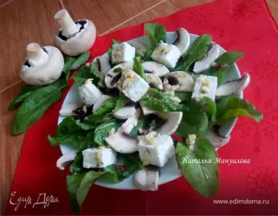Легкий салат со свекольными листьями и сырыми шампиньонами