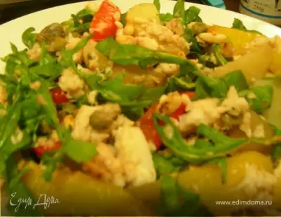 Салат с рыбой овощами кедровыми орешками и руколой