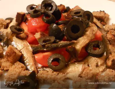 Салат со шпротами маслинами и ржаными сухариками