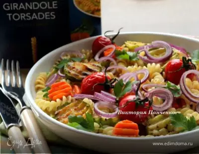 Теплый салат с пастой джирандоле и запеченными овощами