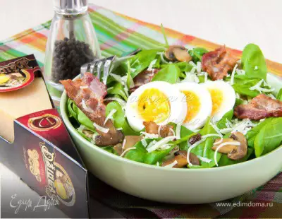 Теплый салат со шпинатом беконом шампиньонами и сыром джюгас