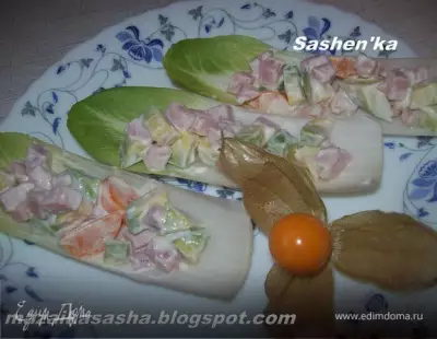 Салат с физалисом, авокадо и ветчиной в лодочках из цикория