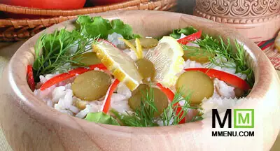 Салат рисовый с тунцом и оливками