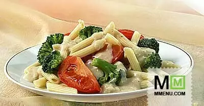 Макароны с брокколи и помидорами под сливочным соусом