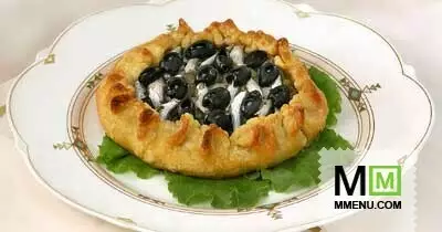 Луковый пирог с анчоусами и маслинами