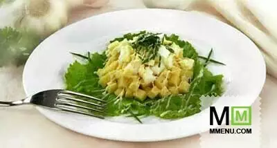 Салат из сыра яиц зеленого лука и чесн