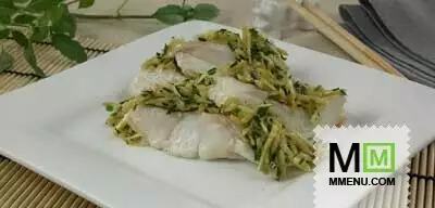 Паровая рыба с зеленым луком
