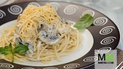 Спагетти в сливочном соусе с куриным филе и шампиньонами