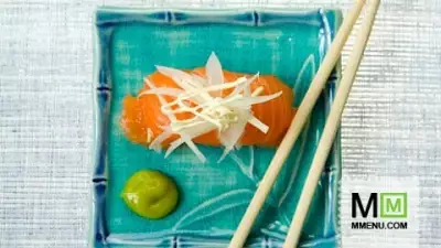 Онион саамон суши с семгой и репчатым луком