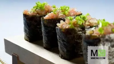 Неги торо гункан (суши с тунцом и луком)