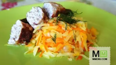 Домашние колбаски с гарниром из капусты моркови и тыквы