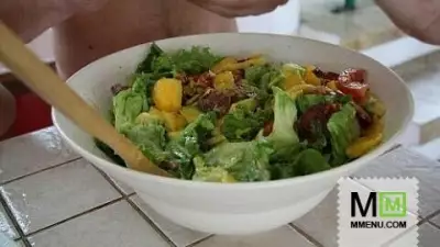 Салат с салями авокадо и манго