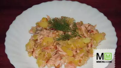 Салат из варёного картофеля, копчёной красной рыбы и жареного лука