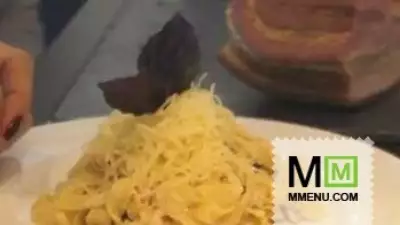 Спагетти карбонара со свиной грудинкой с сыром пармезаном в сливочном соусе