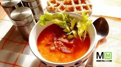 Томатный суп с чечевицей и колбасой чоризо
