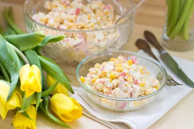 Крабовый салат: классический рецепт с кукурузой