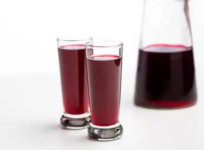 Компот из красной смородины и вишни – бодрящий напиток с ярким вкусом