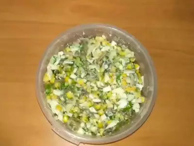 Салат из кальмаров с кукурузой и яйцом