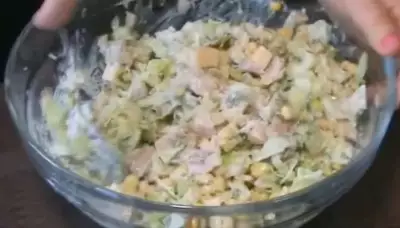 Куриный салат с кукурузой и сыром