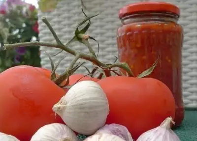 Острая аджика из помидоров на зиму: идеальный рецепт жгучей закуски