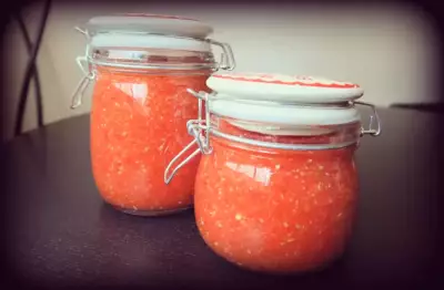 Сырая аджика из помидоров и чеснока – быстро, вкусно и полезно