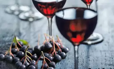 Простой рецепт домашнего вина из черноплодки с необыкновенным вкусом