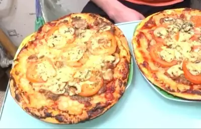 Сытная пицца с мясным фаршем и ароматными грибами