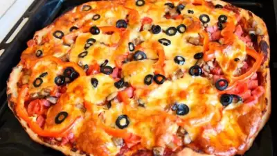Хрустящая пицца с ветчиной, грибами и сыром
