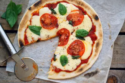 Итальянская пицца Маргарита в домашних условиях: оригинальный рецепт