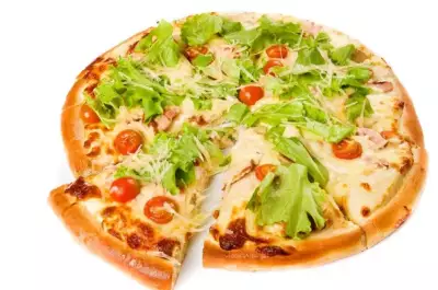 Пицца цезарь с хрустящим тонким тестом и румяной сырной корочкой
