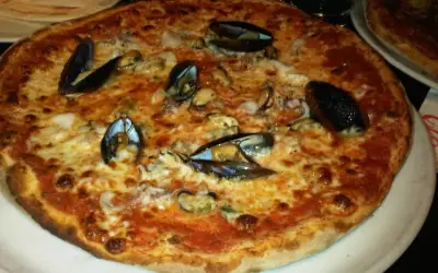 Ароматная пицца из морепродуктов в домашних условиях