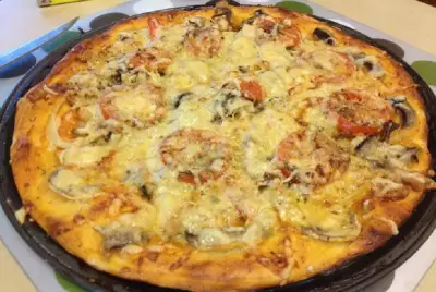 Куриная пицца с грибами под аппетитной сырной корочкой