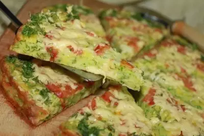 Ленивая пицца из кабачка на сковороде – легко, быстро и полезно