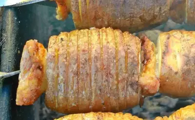 Шашлык из картошки с салом на мангале на шампурах