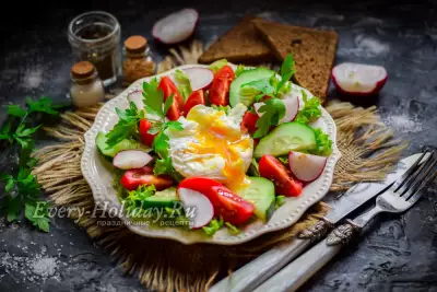 Овощной салат с яйцами пашот