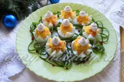 Фаршированные яйца с сыром и морковью "Кувшинки"