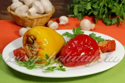 Перец фаршированный грибами и рисом в томатном соусе