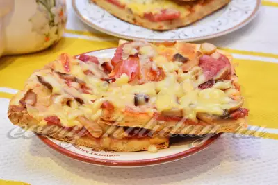 Пицца с грибами, сыром и колбасой