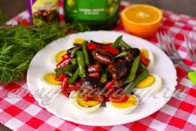 Салат из куриных сердечек с овощами