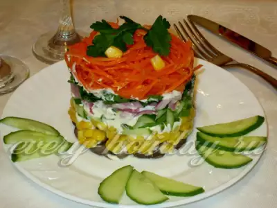 Слоеный салат из куриных сердечек, кукурузы и корейской моркови «Френч»