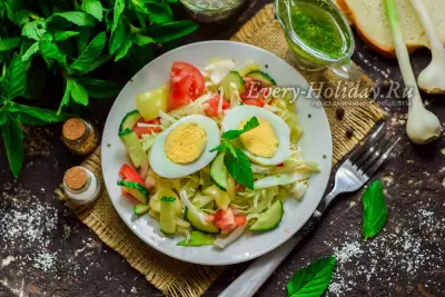 Салат из капусты с яйцом и огурцом