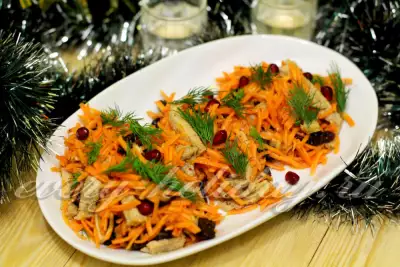 Новогодняя морковь по-корейски с мясом и черносливом