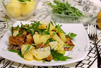 Теплый салат из картофеля с рукколой и свининой