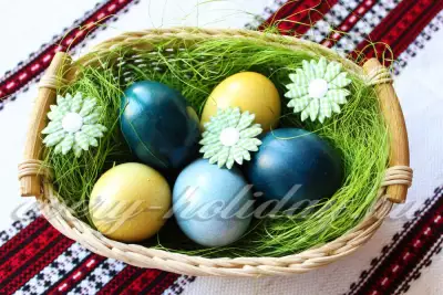 Как покрасить яйца к Пасхе при помощи натуральных красителей