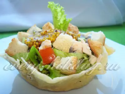 Салат с курицей и грибами в сырных корзинках