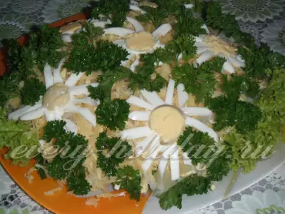 Салат с грибами и ананасами "Ромашка"